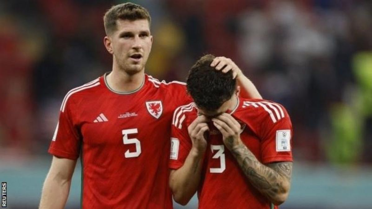 Neco Williams (kanan) tampak kecewa setelah peluit akhir. (AFP)