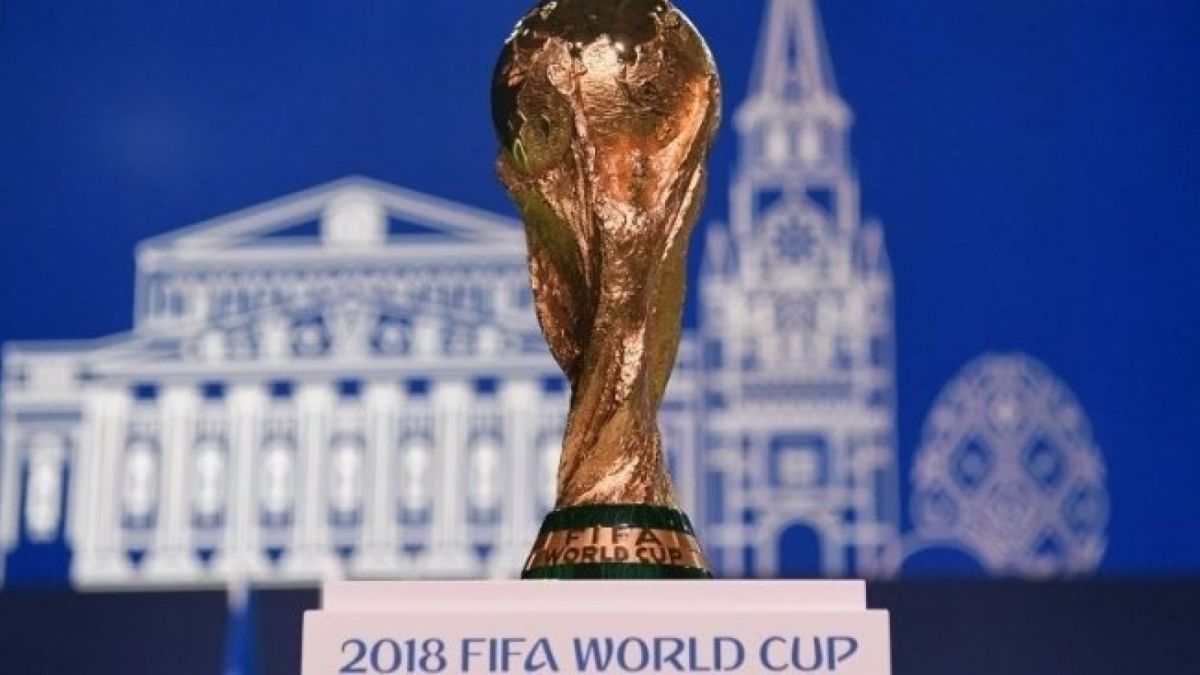 Trofi Piala Dunia di pamerkan di Moskow. Kirill KUDRYAVTSEV / AFP