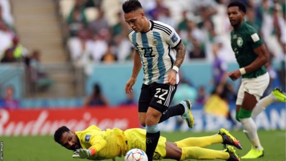 Gol Lautaro Martinez dianulir karena offside oleh video asisten wasit melawan Arab Saudi. (AFP)