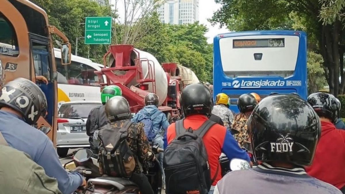 Kemacetan imbas bus relawan Nusantara Bersatu. [Instagram jktinfo]