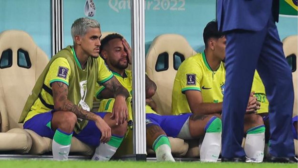 Neymar tampak menangis di bangku Brazil setelah diganti saat melawan Serbia. (AFP)
