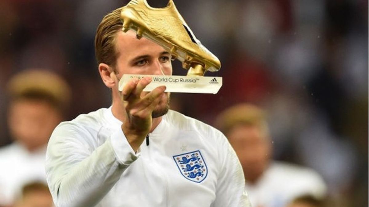 Striker Inggris, Harry Kane, menerima trofi Sepatu Emas sebagai pencetak gol terbanyak Piala Dunia 2018 sebelum laga UEFA Nations League melawan Spanyol, 8 September 2018 di Stadion Wembley, London. [(AFP)]