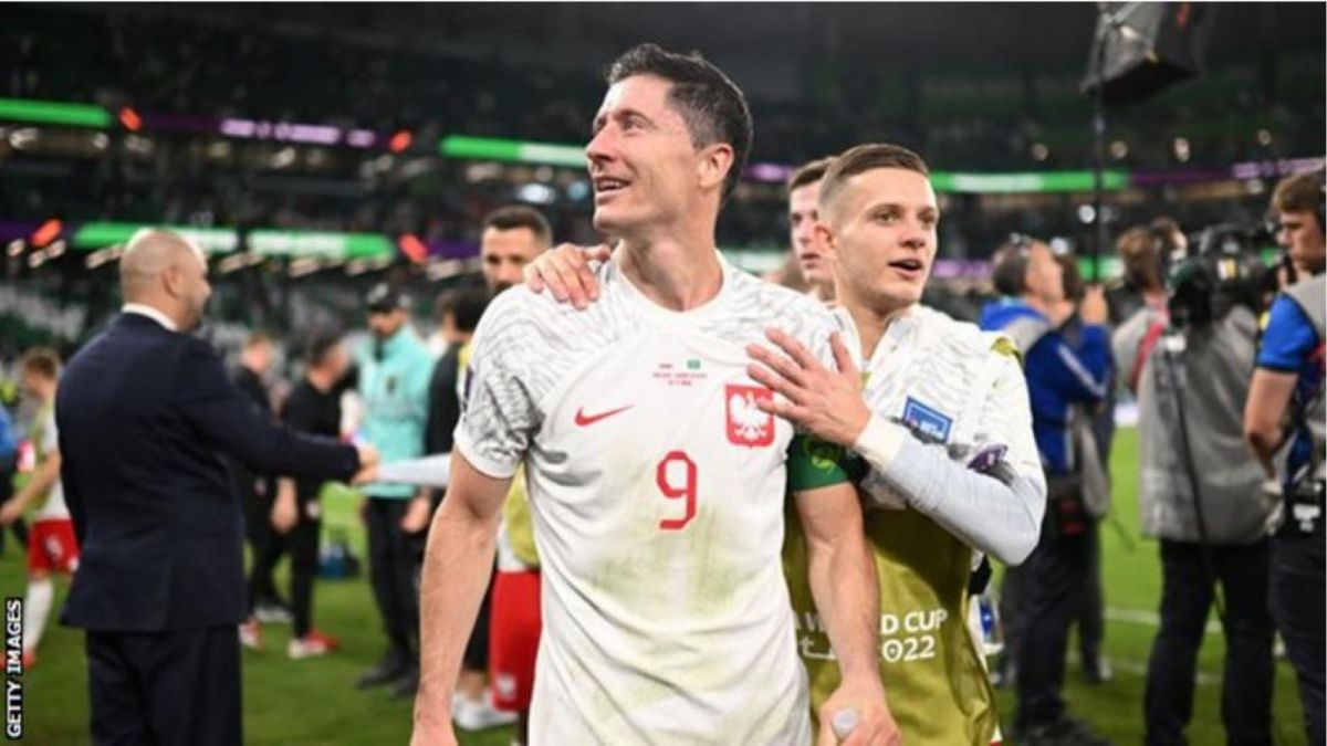 Striker Barcelona, Lewandowskiyang telah mencetak 18 gol dalam 19 pertandingan klub musim ini, juga emosional.(AFP)