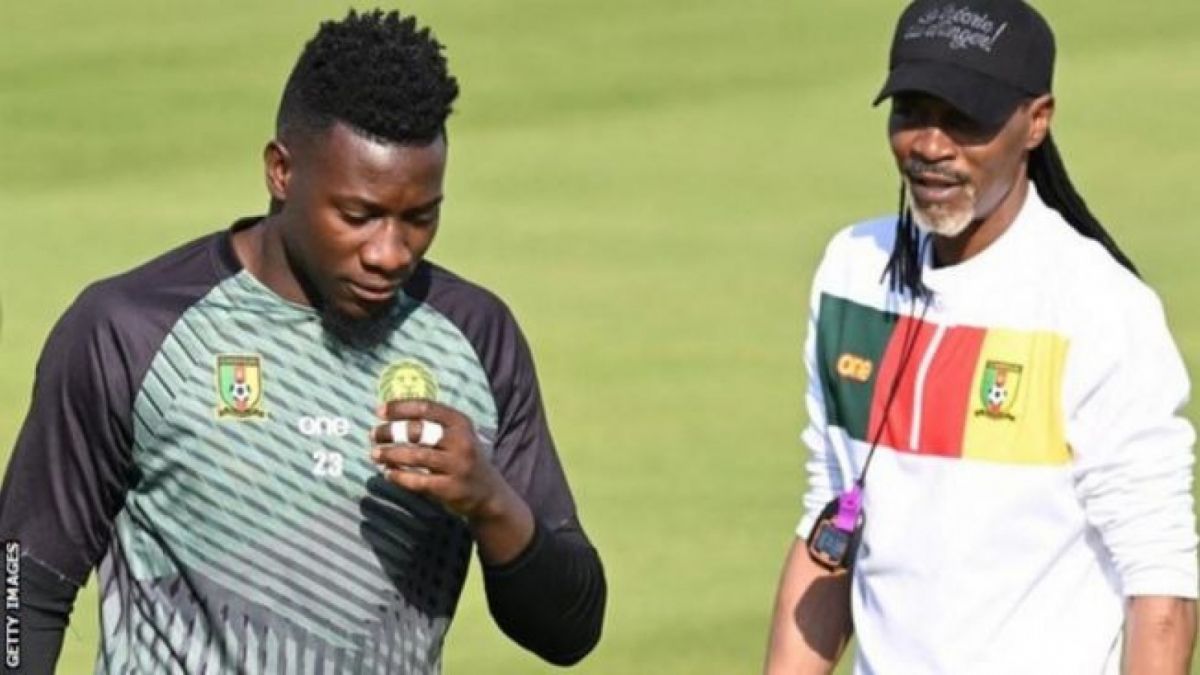 Andre Onana (kiri) dan pelatih Rigobert Song, dalam foto selama latihan pada hari Minggu, telah berselisih tentang taktik. (AFP)