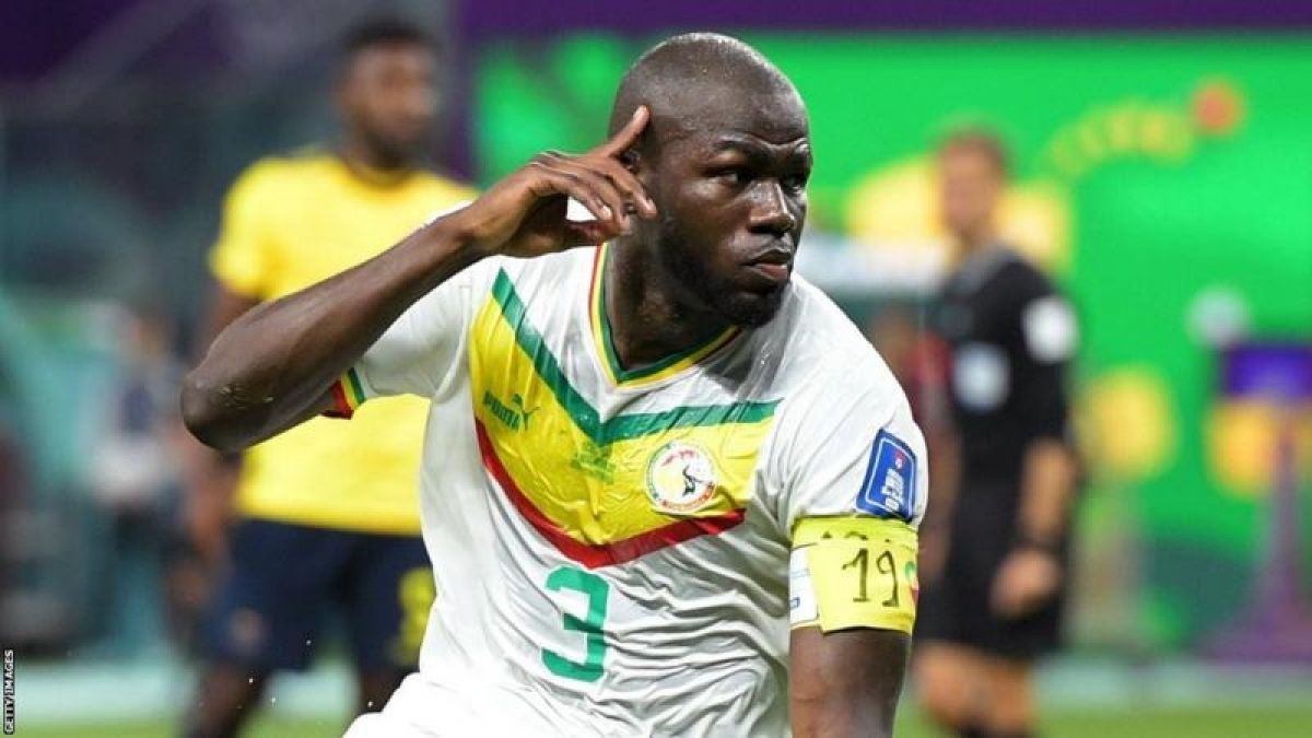 Kalidou Koulibaly, yang mencetak gol kemenangan melawan Ekuador, mengenakan ban kapten khusus untuk mengenang Diop. (AFP)
