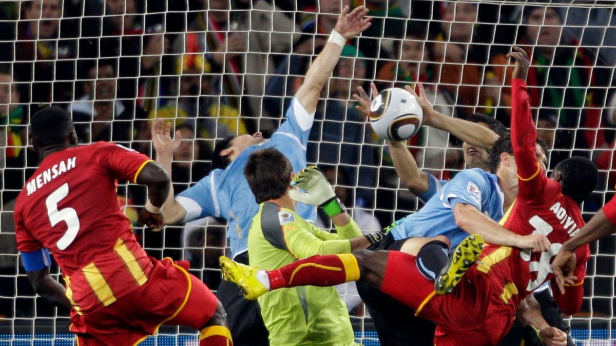 Momen ketika Luis Suarez menghentikan bola di garis perempat final Piala Dunia 2010 melawan Ghana. (AFP).