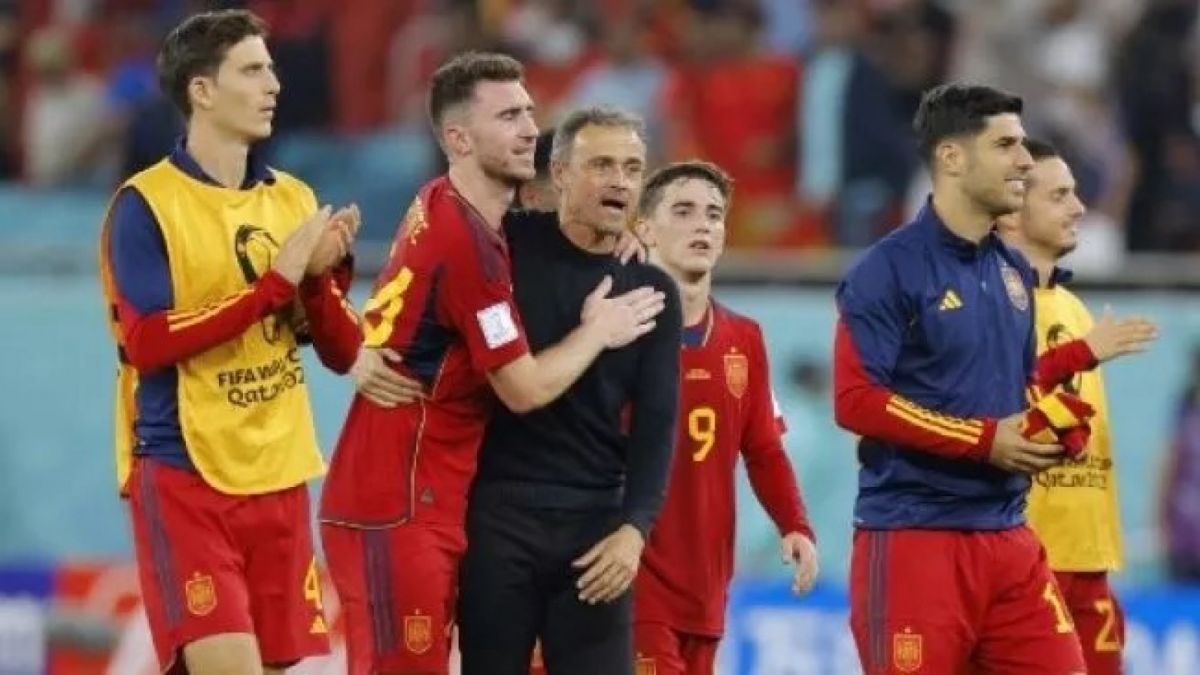 Pelatih Spanyol Luis Enrique memberikan selamat kepada timnya atas kemenangan mereka usai pertandingan Grup E Piala Dunia 2022 Qatar antara Spanyol dan Kosta Rika di Stadion Al-Thumama. (ANDERSEN/AFP)