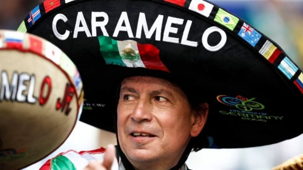 Salah seorang suporter Meksiko mendukung tim kesayangannya melawan Brasil pada laga babak 16 besar Piala Dunia 2018 di Samara Arena (Anadolu Agency). (AFP)