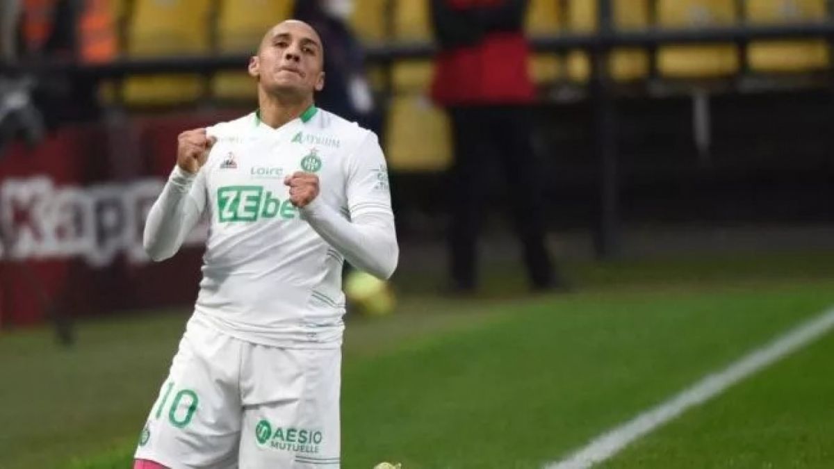 Gelandang Saint-Etienne Wahbi Khazri melakukan selebrasi setelah mencetak gol indah guna membawa timnya menyamakan kedudukan 1-1 atas Metz selama pertandingan Ligue 1 Prancis (30/10/2021). (AFP)