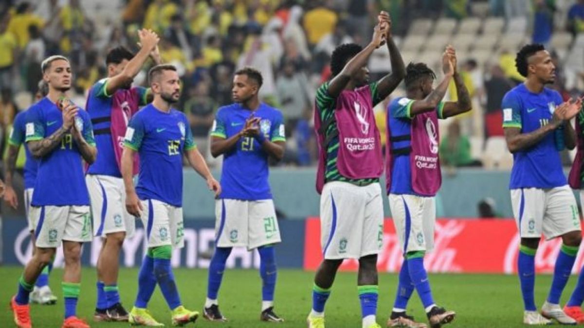 Timnas Brasil lolos ke babak 16 besar usai menjadi juar Grup G di Piala Dunia ditemani dengan Swiss. Brasil akan berhadap dengan Korea Selatan sementara beberapa pemain dilanda cedera. [Suara.com]