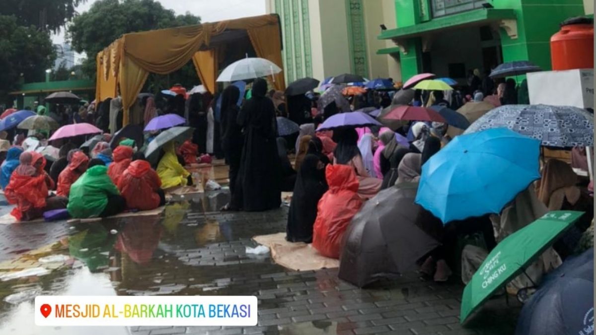 Suasana acara Naulid Ustadzah Halimah Alaydrus di Masjid Al Barkah Bekasi, 1 Januari 2023. [Instagram/NtiAgustjik]