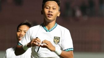 Dedi Budiawan Kadisdukcapil Tangsel Beri Hadiah Kepada Kafiatur Rizky Pahlawan Timnas Indonesia U-16