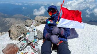 Khansa Syahla "Khansa_Summiters" Sukses Kibarkan Bendera Merah Putih di Puncak Gunung Elbrus di HUT RI ke-77