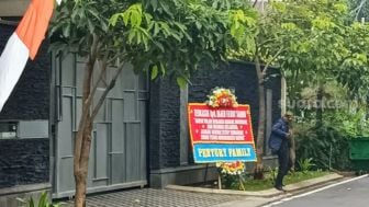 TRENDING: Sambo Masih Memiliki Dukungan, Karangan Bunga Berisi Pesan Semangat Terpampang di Rumah Duren Tiga