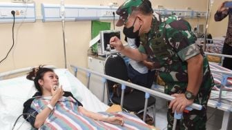 Kepala Staf Angkatan Darat (Kasad) Jendral TNI Dudung Abdurahman Menjenguk Korban Tragedi Kanjuruhan di Rumah Sakit Dr Syaiful Anwar Kota Malang.