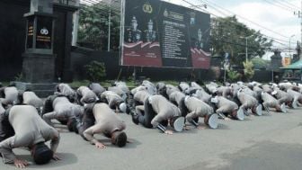 Permintaan Maaf Atas Tragedi Kanjuruhan, Jajaran Polresta Malang Sujud Massal