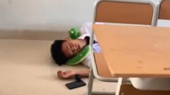 Kocak! Siswa Tidur Tak Mempan Dibangunkan Teman Satu Kelas