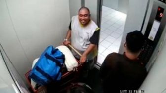 Pelaku Pembunuhan Tersenyum Saat Membawa Mayat di Dalam Lift