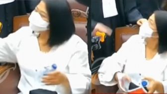 Putri Candrawathi Bercanda Saat di Persidangan dengan tim Kuasa Hukum?