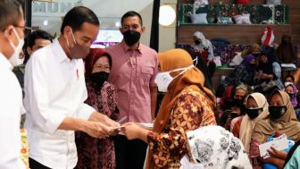 Bantuan PKH Itu Untuk Beli Beras, Telur, Susu Dan Baju, Bukan Beli Handphone, Tegas Presiden Jokowi