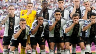 Pemain Timnas Jerman Jerman Menutup Mulut pada Sesi Foto Sebelum Kick Off Dimulai di Pertandingan Piala Dunia 2022