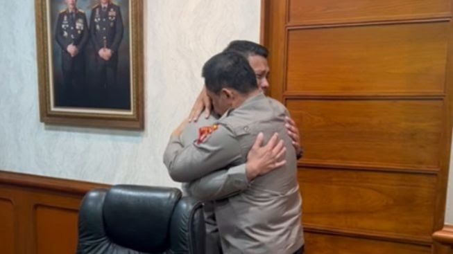 Trending #FadilHarusDicopot di Twitter. Irjen Fadil Imran Didesak Warganet untuk Dicopot Jabatannya karena Memeluk Ferdy Sambo
