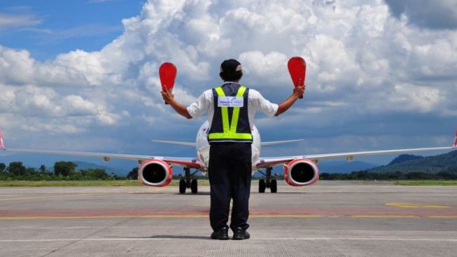 Tahukah kamu Berapa Gaji Tukang Parkir Pesawat?