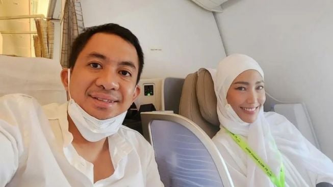 Ayu Dewi Umrah Bersama Regi Datau, Warganet Sindir Denise Chariesta Habis-habisan: Kalo Tetangga Umrah, Takutnya Baru Turun Disamber Geledek