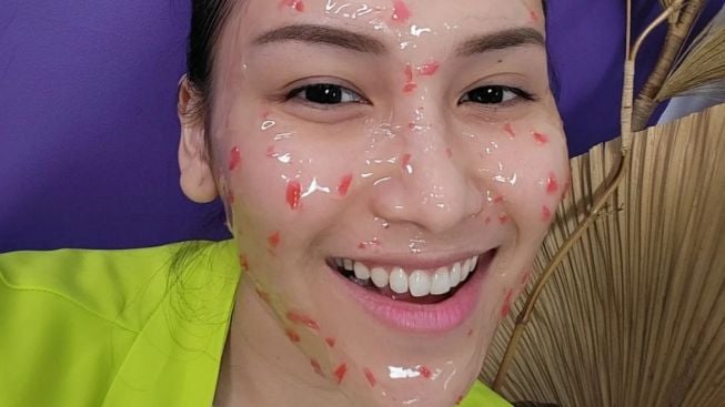 Pasang Foto Before-After Produk Pencerah Wajah, Ayu Ting Ting Kena Hujat Warganet: Temboknya Ikut Cerah, Dioles Serum Juga?