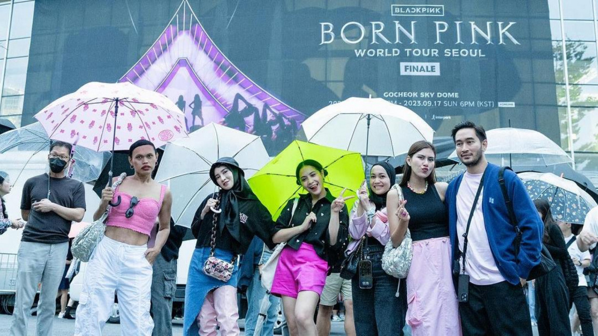 Gaya Nagita Slavina saat nonton konser BLACKPINK [Instagram/@syahnazs]