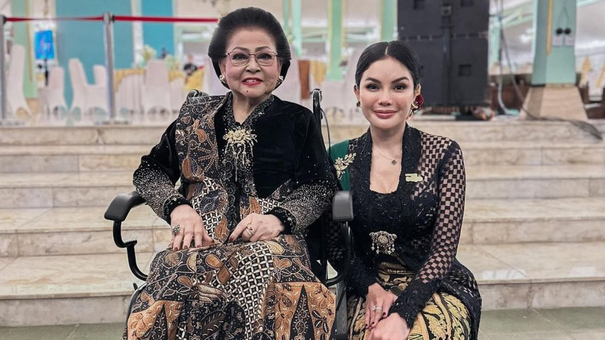 Nikita Mirzani dan maestro keroncong Waljinah (kiri) [Instagram.@nikitamirzanimawardi_172]