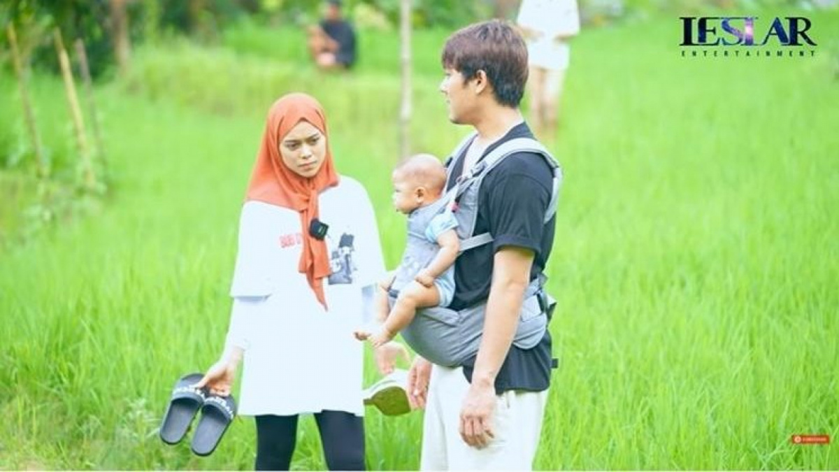 Lesti Kejora main ke sawah [YouTube/Leslar Entertainment]