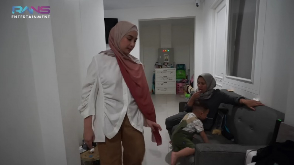 Kemeja polos Nagita Slavina [YouTube/Rans Entertainment]