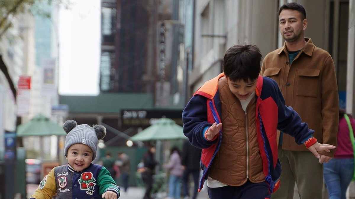 Tatapan Raffi Ahmad ke Rafathar dan Rayyanza [Instagram/tercipungcipung]