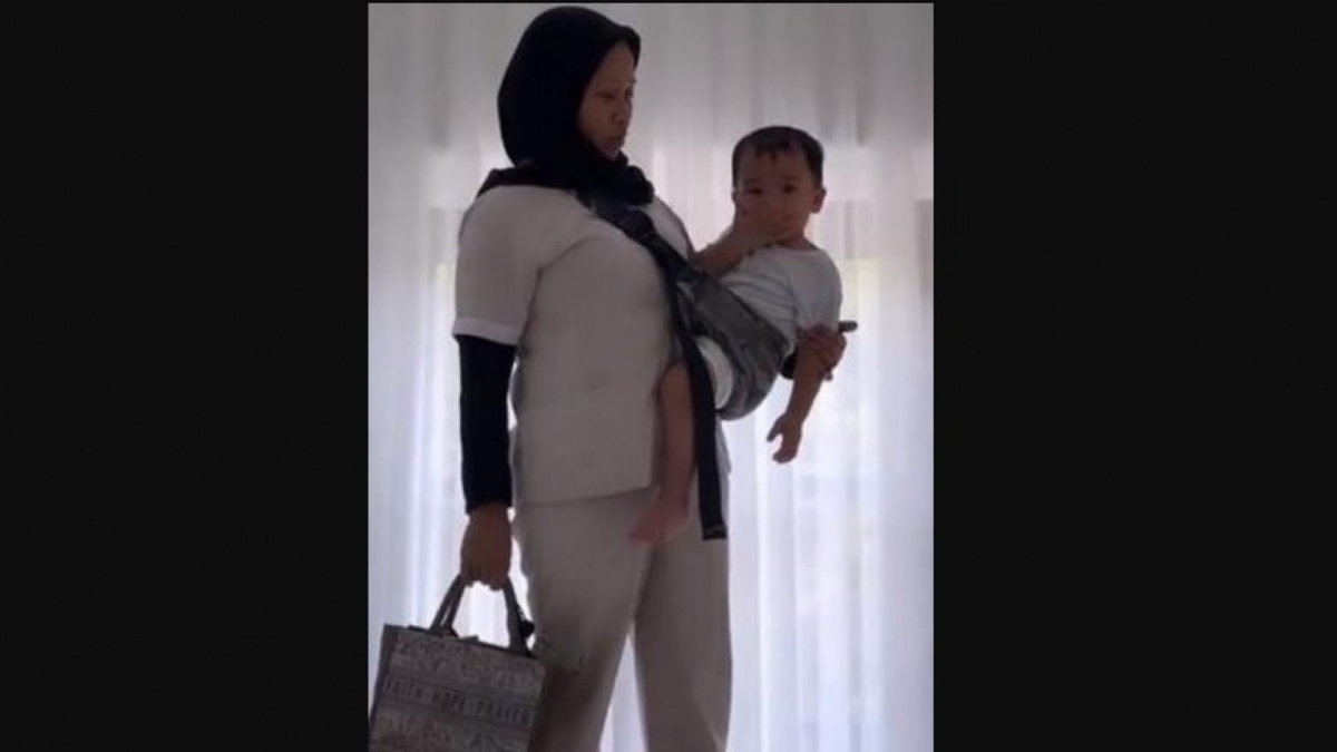 Tas yang ditenteng Sus Rini [TikTok/silvianh.19]