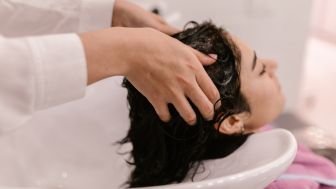 Cuci Rambut Minimal Dua Hari Sekali di Musim Kemarau