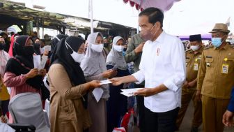 Jokowi Klaim Bansos Pacu Pertumbuhan Ekonomi dan Jaga Daya Beli