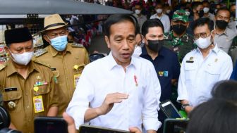 Jokowi Bagi-bagi Bantuan pada Pedagang di Subang