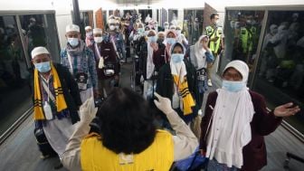 Jemaah Haji Kloter Pertama Tiba di Indonesia