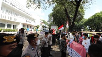 Massa Aksi Demo di Bappenas, Minta Jokowi Reshuffle Menterinya