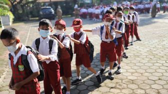 Sekolah Pertama, Orang Tua di Bandung Ikut Upacara Bendera