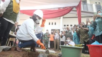 Atalia Ridwan Kamil Nembok Batu Pertama Bangunan MCK Bersama