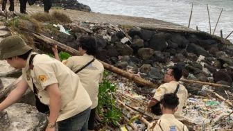 Aduh, Pantai Pangandaran Banyak Dapat Kiriman Sampah dari Muara Sungai