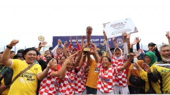 Putri Babakan Ciparay Gondol Piala Turnamen Sepak Bola Wanita Wali Kota Cup 2022