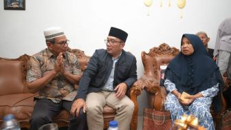 Di Padang, Ridwan Kamil Sambangi Keluarga Pelajar yang Hanyut di Sungai