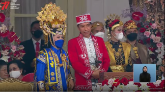 Mahkota Emas di Kepala Ibu Negara Saat Upacara Detik-Detik Kemerdekaan