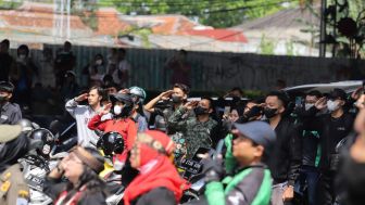 Warga Bandung Peringati HUT Kemerdekaan RI di Jalan