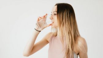 Kebiasaan Sehat yang Kerap Luput, 6 Manfaat Minum Air Putih setelah Bangun Tidur