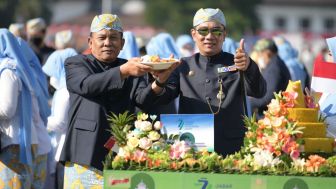 Jawa Barat Rayakan Ulang Tahun dengan 77 Nasi Tumpeng