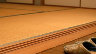 Hindari Najis dan Kerusakan Lantai, Sejarah Penggunaan Sandal Dalam Ruangan Jepang